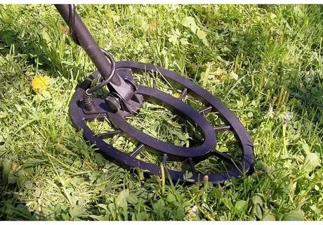 دستگاه فلزیاب در حال استفاده در مناطق کوهستانی