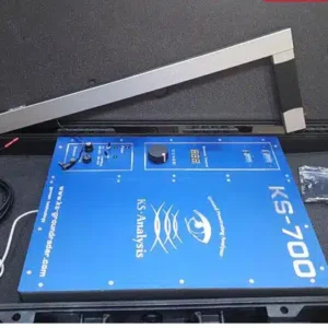 فلزیاب KS 700 در حال اسکن زمین برای کشف فلزات
