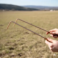 میله دازینگ برنجی در حال استفاده برای کشف منابع زیرزمینی